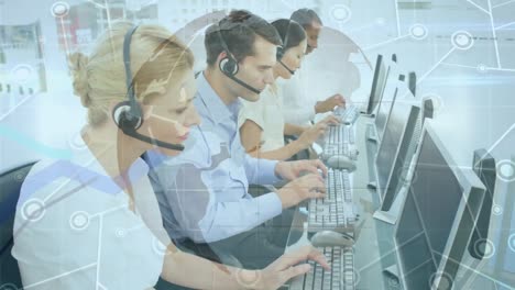 animación de la red de conexiones y el mundo sobre la gente de negocios usando auriculares de teléfono