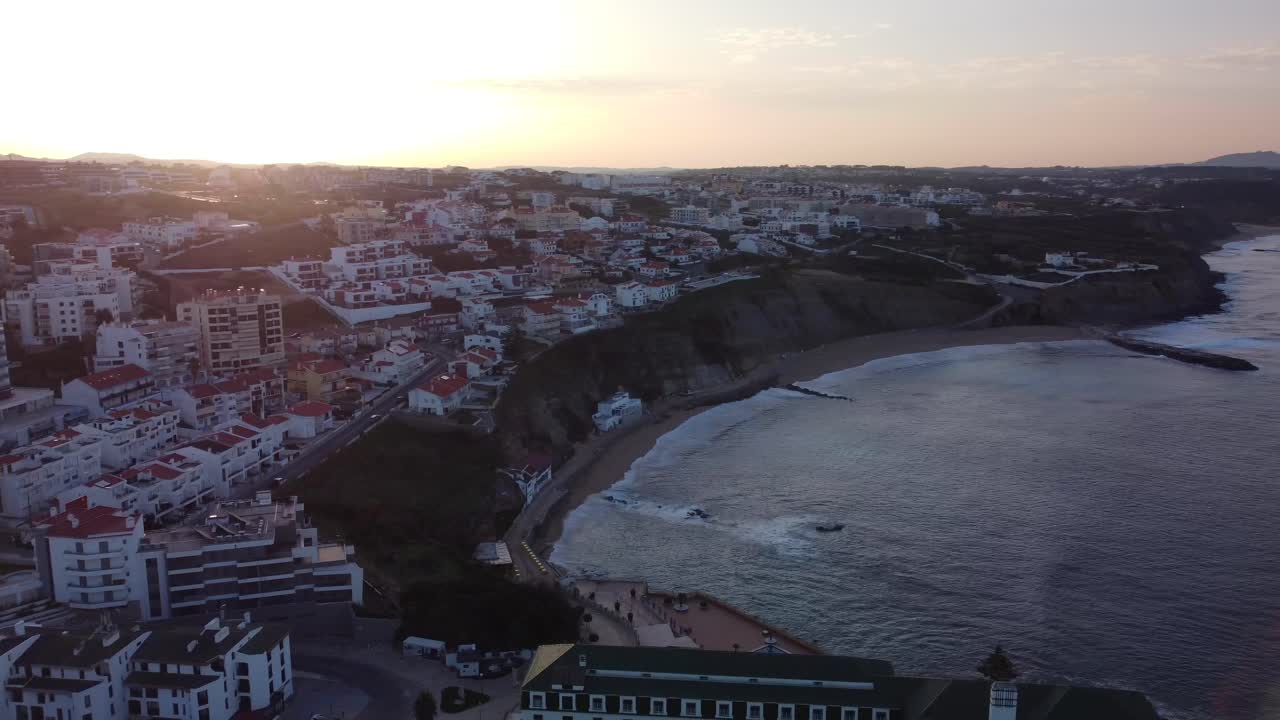 Ericeira by ved solopgang, naturskøn Atlanterhavskyst i Portugal, kredsende optagelse.