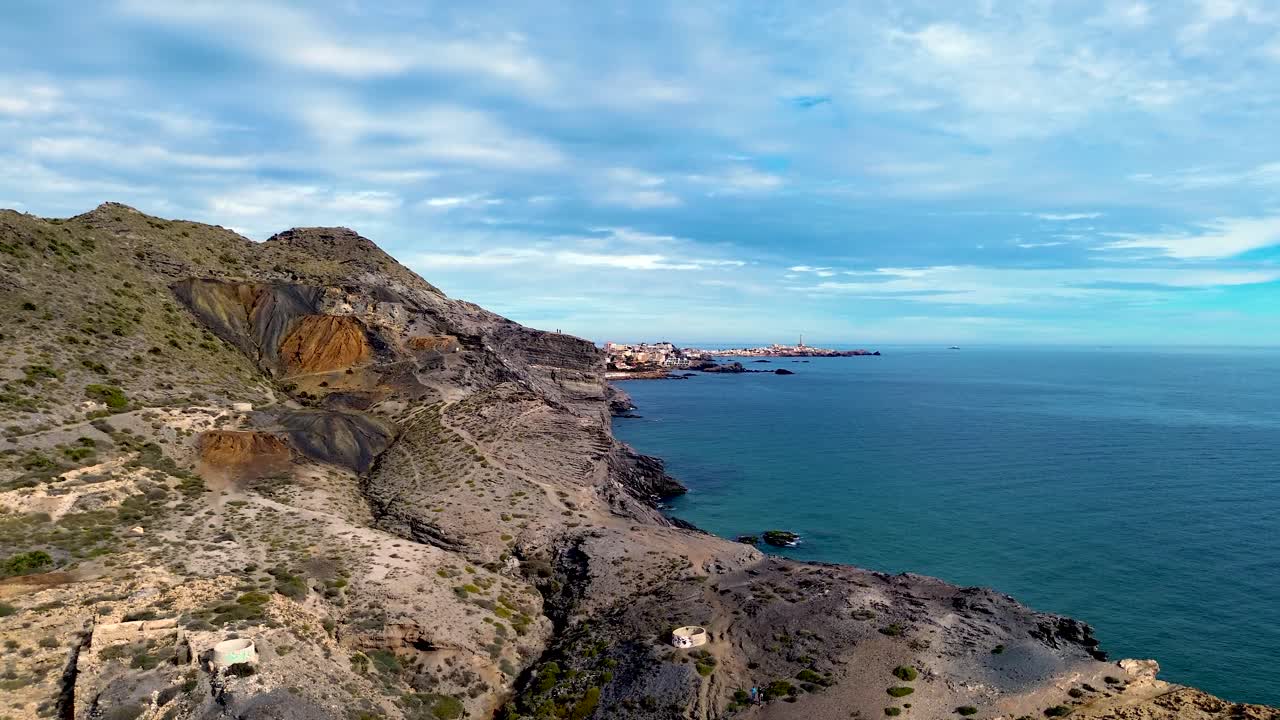 costa de calblanque punto de vista aéreo de drones de la costa de las montañas contra el paisaje marítimo mediterráneo en las costas de cartagena, españa
