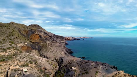 Punto-De-Vista-Aérea-De-Drones-De-La-Costa-De-Calblanque-De-La-Costa-De-Las-Montañas-Contra-El-Paisaje-Marino-Mediterráneo-En-Las-Costas-De-Cartagena,-España