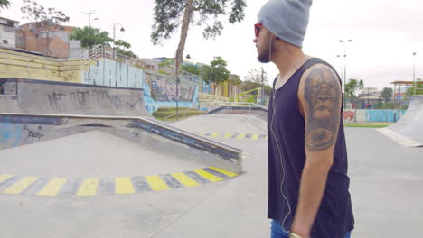 niño usando patineta en un parque callejero