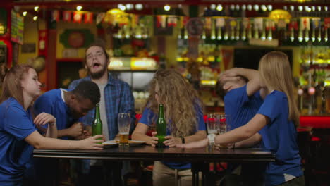 personas deportivas ocio amistad concepto de entretenimiento - felices aficionados al fútbol masculino y femenino o buenos amigos jóvenes bebiendo cerveza celebrando la victoria en un bar o pub. concepto de emociones positivas humanas