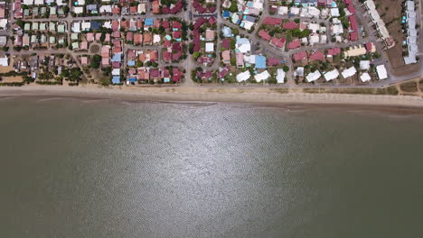 Disparo-Vertical-De-Drones-Del-Océano-Y-Del-Barrio-De-La-Playa-De-Guayana