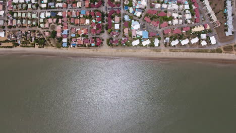 tomada vertical de drones del océano y el vecindario de la playa frontal de guyana