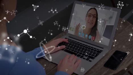 Animación-De-Formas-Sobre-Una-Mujer-De-Negocios-Caucásica-Que-Tiene-Una-Videollamada-Con-Una-Computadora-Portátil-Con-Un-Colega