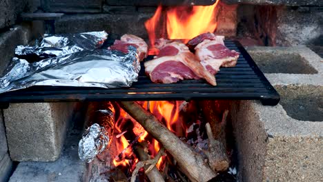 Fiesta-De-Barbacoa-Coreana-A-La-Parrilla-Afuera-Durante-El-Campamento-En-Un-Viejo-Set-De-Barbacoa-Cocinar-Panceta-De-Cerdo-Coreana-En-Una-Parrilla-De-Barbacoa-Afuera-Para-Acampar