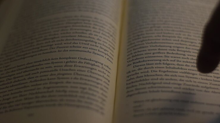 Leggere un libro la sera per autoformazione-1