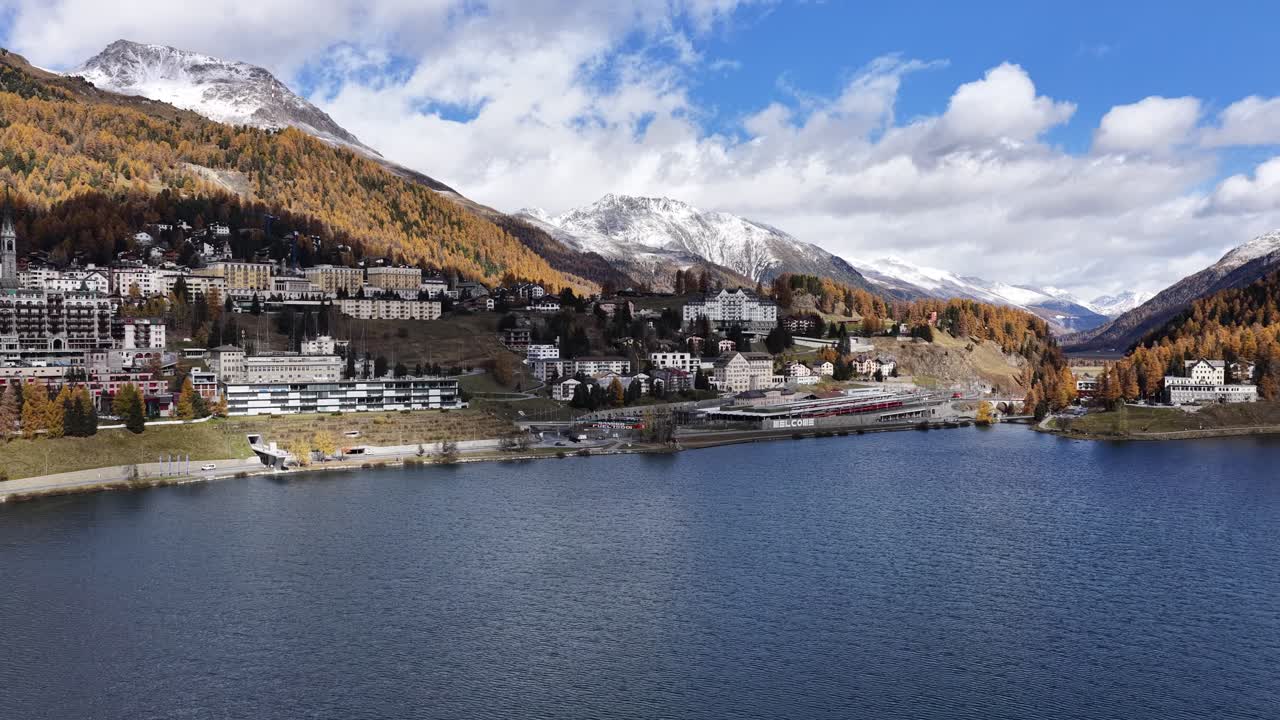 Colores otoñales y reflejos del lago de St. Moritz en los Alpes suizos - dron