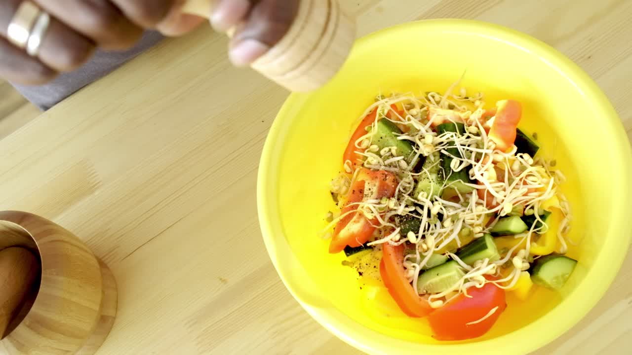 다채로운 채소 러드를 준비하고 있습니다.