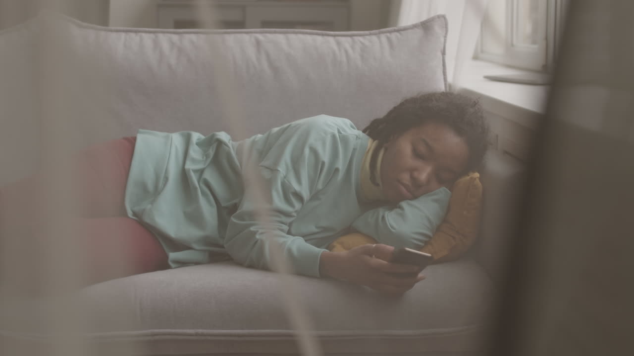 Ragazza africana adolescente che fa una telefonata