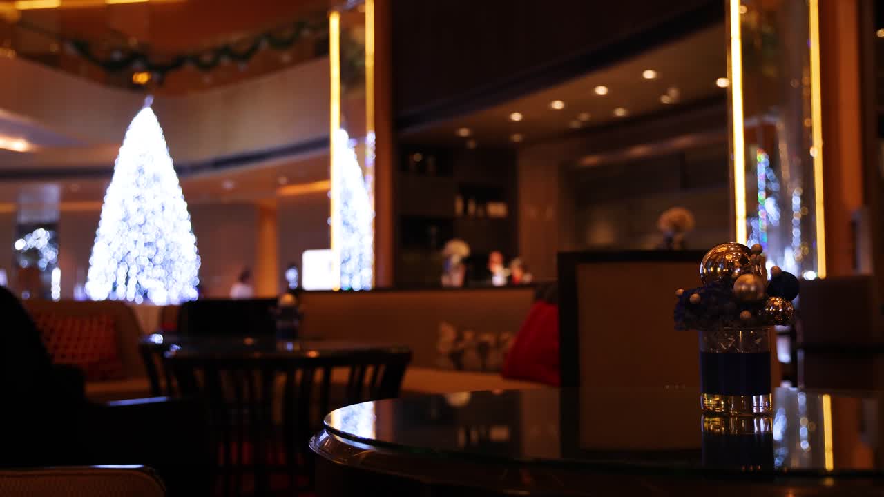 장식물 이 있는 잘 조명 된 고급 장소 의 내부 풍경