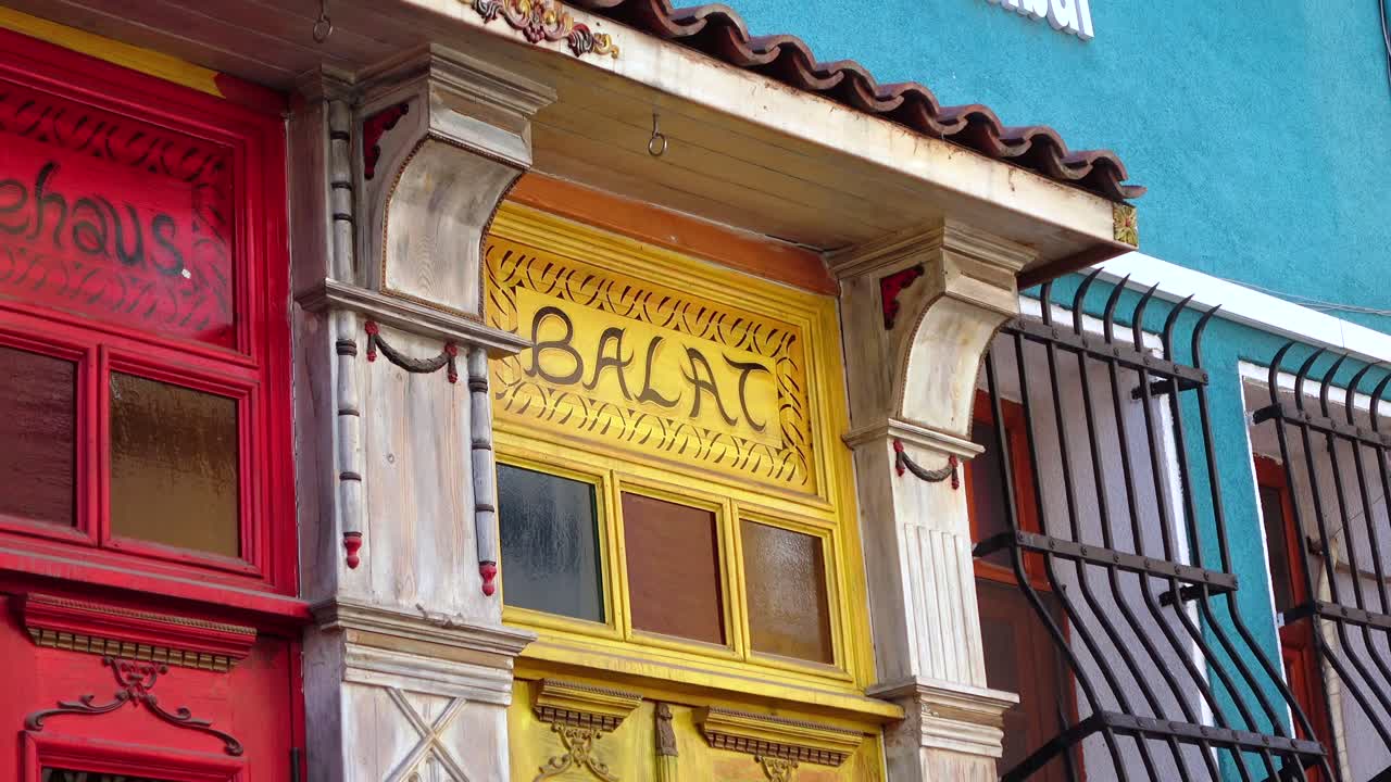 cerca de una puerta colorida y la fachada de un edificio en balat, istanbul, turquía