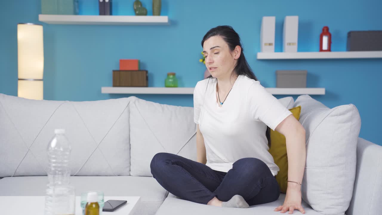 여성이 갑작스러운 움직임으로 어지러움을 느끼고 있습니다.