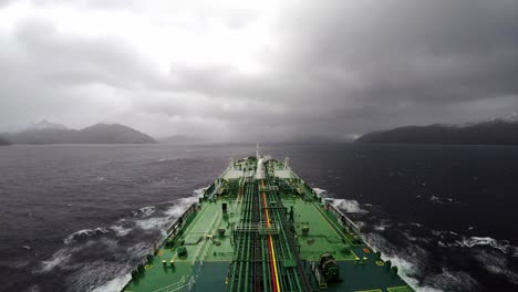 Zeitraffer-Transit-Eines-Öltankers,-Der-Die-Magellanstraße-In-Punta-Arenas-überquert,-Extremes-Wetter