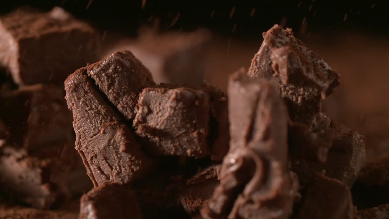 맛있는 디저트 준비, 세부 사항:초콜릿 칩 위에 떨어지는 코코아 가루