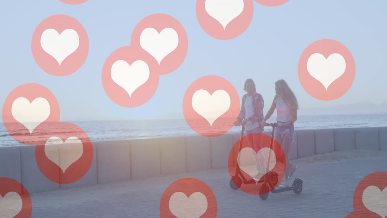 해변에서 전기 스쿠터를 타고 있는 커플에 대한 소셜 미디어  ⁇ 은 심장 아이콘의 애니메이션