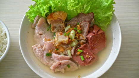 sopa de entrañas de cerdo y jalea de sangre con arroz - estilo de comida asiática