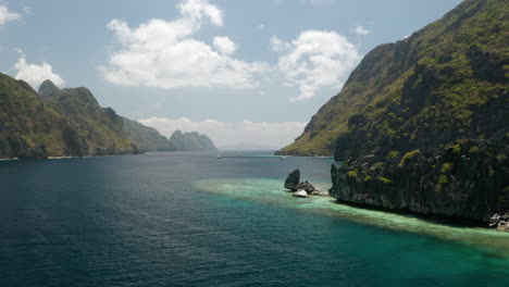 toma panorámica aérea que revela la bahía de la isla matinloc, el nido, palawan, filipinas