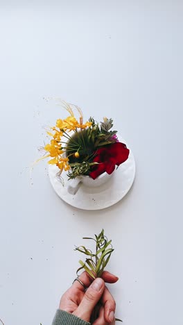 arreglo floral en una taza de té