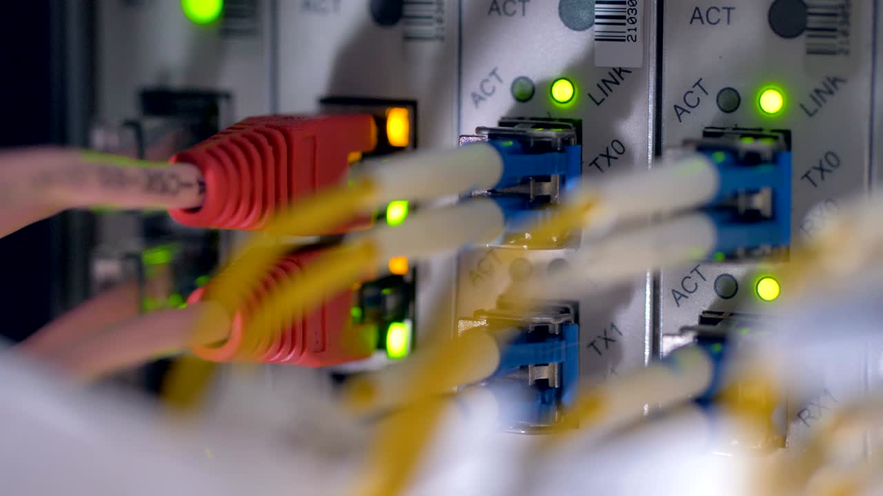 luces led intermitentes en los servidores de datos en funcionamiento. 4k.