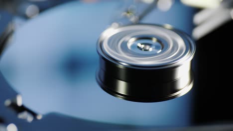 la información del monitor se refleja en las placas del disco. concepto del centro de día