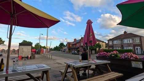 vista de la calle de un café en wrexham