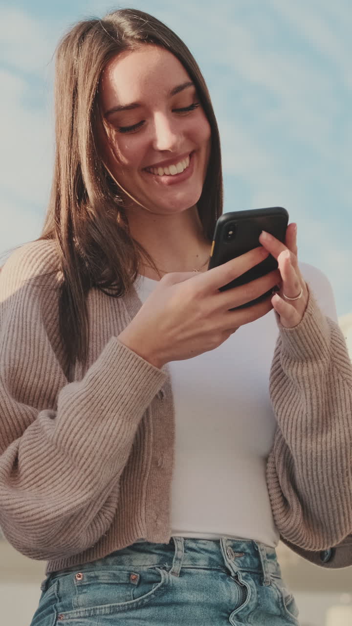 Donna che usa lo smartphone