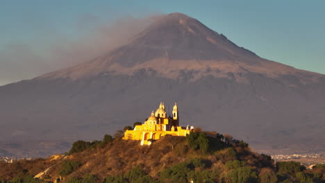 Unsere-Liebe-Frau-Der-Heilmittel-Cholula-Mit-Berghintergrund---Luftaufnahme