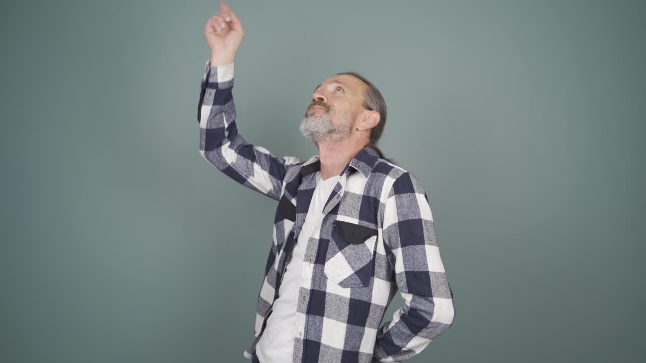 hombre feliz bailando.