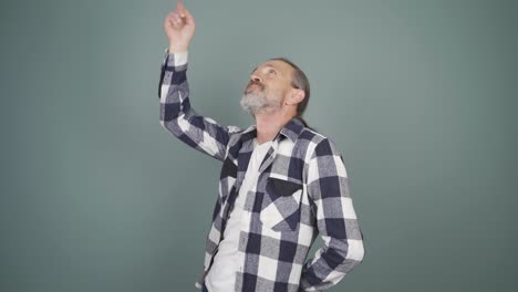hombre feliz bailando.