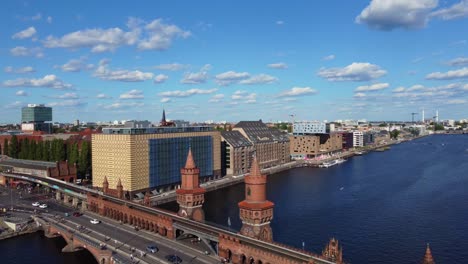 Fernsehturm,-Wunderschöne-Luftaufnahme-Flugschwenk-Von-Rechts-Nach-Links-Panoramaübersicht-Drohnenaufnahmen-Der-Oberbaumbrücke-Berlin-Friedrichshain-Sonniger-Sommertag-2022