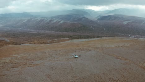 vista aérea de un helicóptero aterrizando en un valle de montaña