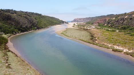 playa de odeceixe, costa oeste del algarve, portugal - vista aérea de drones de la laguna y amplia playa de arena