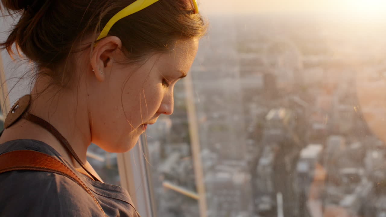 아름다운 젊은 여성이 승마하는 동안 사진을 찍고 있습니다.