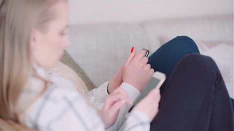 dos mujeres jóvenes haciendo compras en línea en un teléfono inteligente navegando en las redes sociales de internet