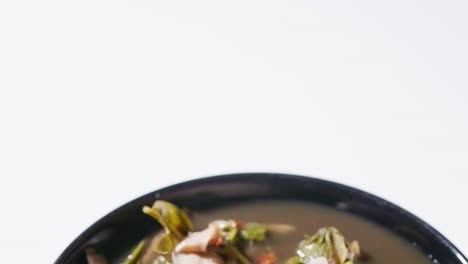 comida e-sarn tailandia, curry de champiñones, sopa de champiñones en tailandés, todos los muchos champiñones y vegetales cocinados en arco