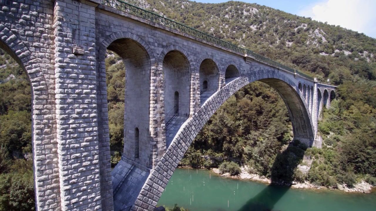 Ripresa aerea a bassa quota con drone del Ponte di Solkan sul fiume Isonzo vicino a Nova Gorica nella Slovenia occidentale.