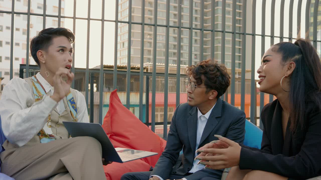 성공한 아시아 사업가 부동산 투자 협상