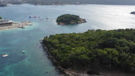 在阿爾巴尼亞里維埃拉 (albanian riviera) 上空飛翔的無人機