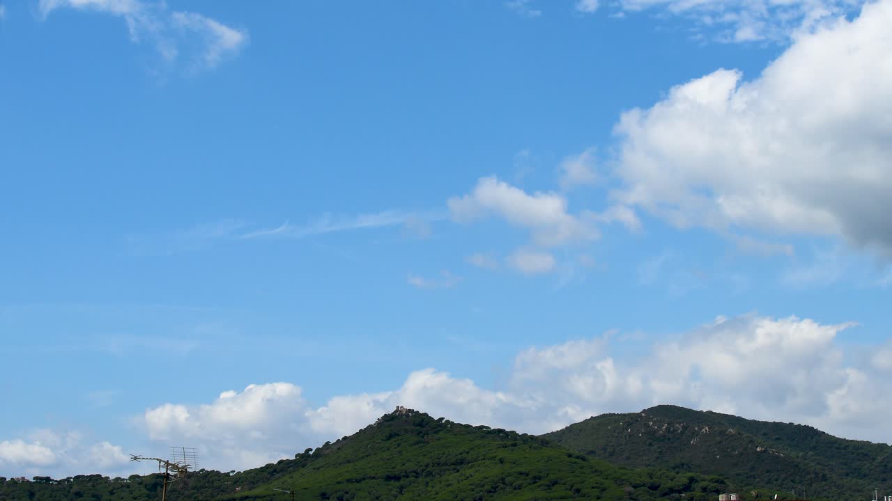 정오 에 산 위 에 움직이는 구름 의 타임  ⁇ 스