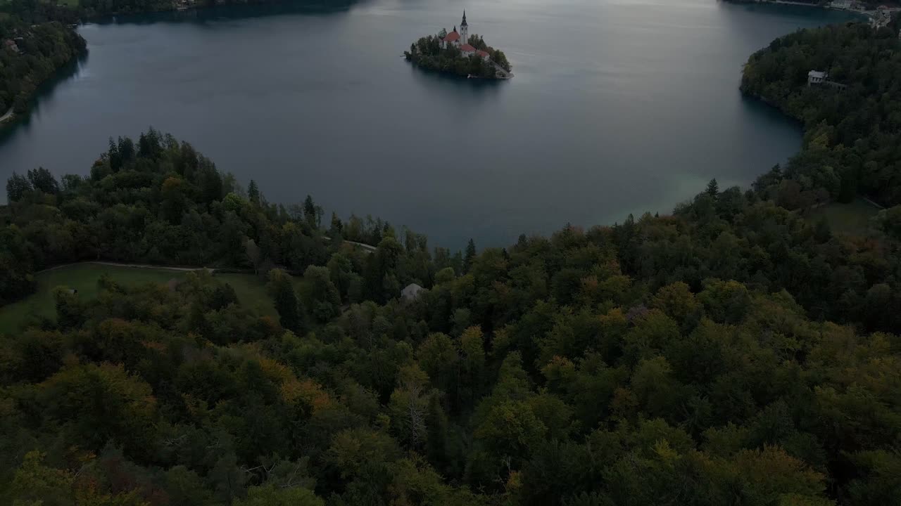 Vista aerea del Lago di Bled con la Chiesa sull'isola e le montagne
