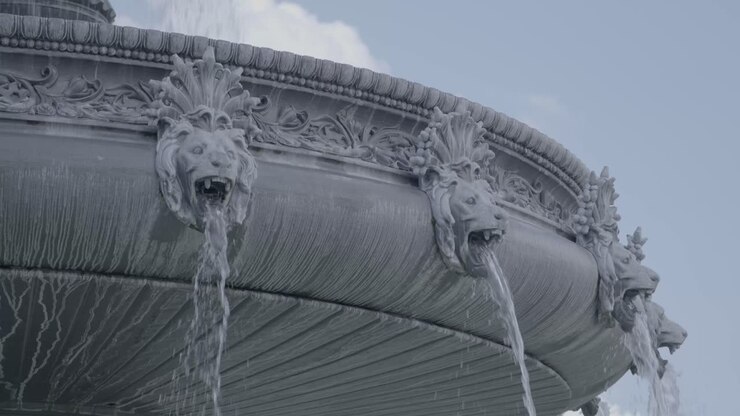 Mascherone a testa di leone su una grande fontana a Schlossplatz, Stoccarda