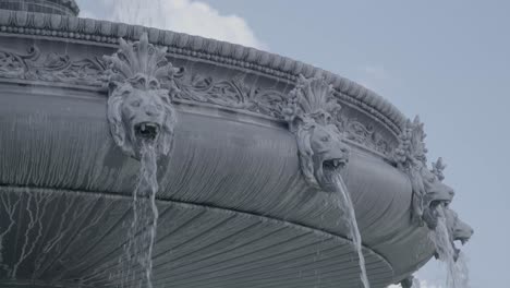 Chorro-De-Agua-Con-Cabeza-De-León-En-Una-Gran-Fuente-En-Schlossplatz,-Stuttgart