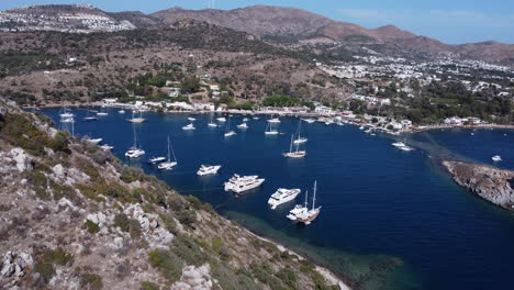 Yachten-Und-Segelboote-Im-Blauen-Meer-In-Gumusluk,-Bodrum,-Türkei