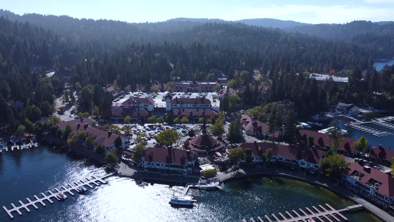 Centro di Lake Arrowhead, California meridionale. Circondato da foreste e una rigogliosa vegetazione sulle montagne di San Bernardino. Bacino di acqua di sorgente. Famosa meta turistica vicino al Monte Big Bear.