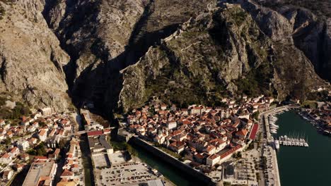 aéreo - bahía de kotor, montañas y antigua ciudad de kotor, montenegro, naciente
