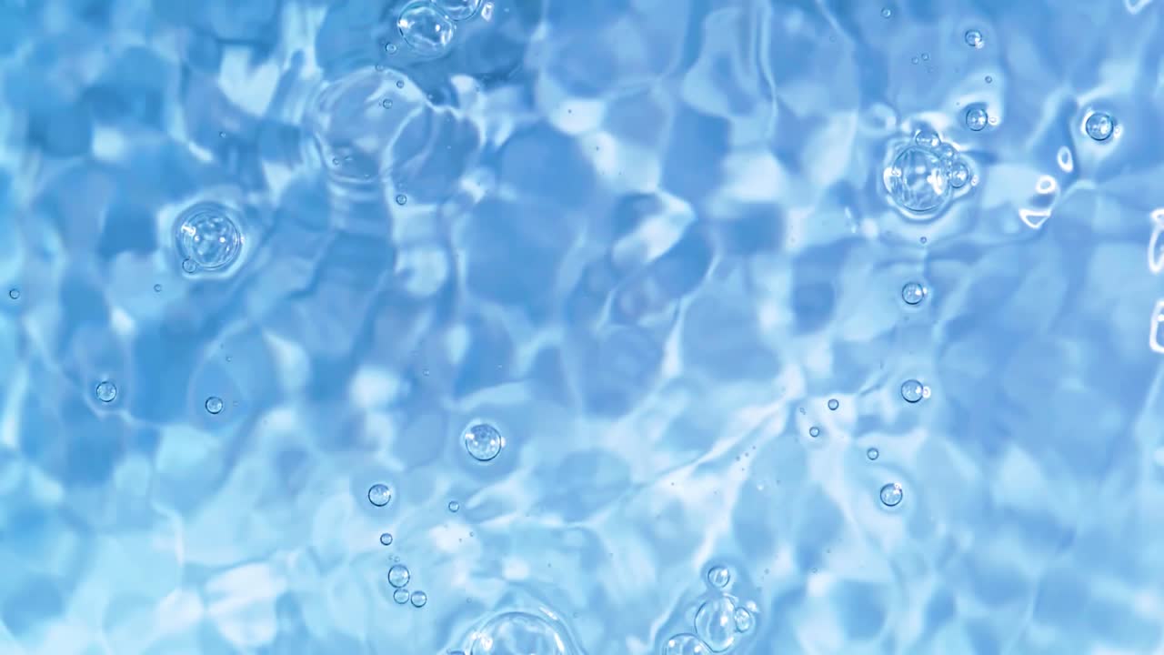 물 표면으로 떨어지는 드롭의 상위 뷰 슬로우 모션 및 흰색 배경에 분기 원