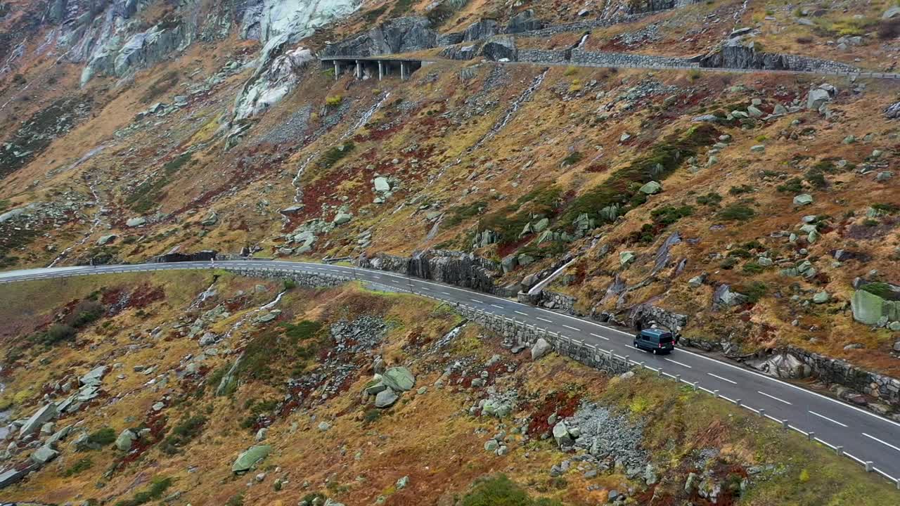 autocaravana gris que conduce la carretera grimselpass en suiza en otoño