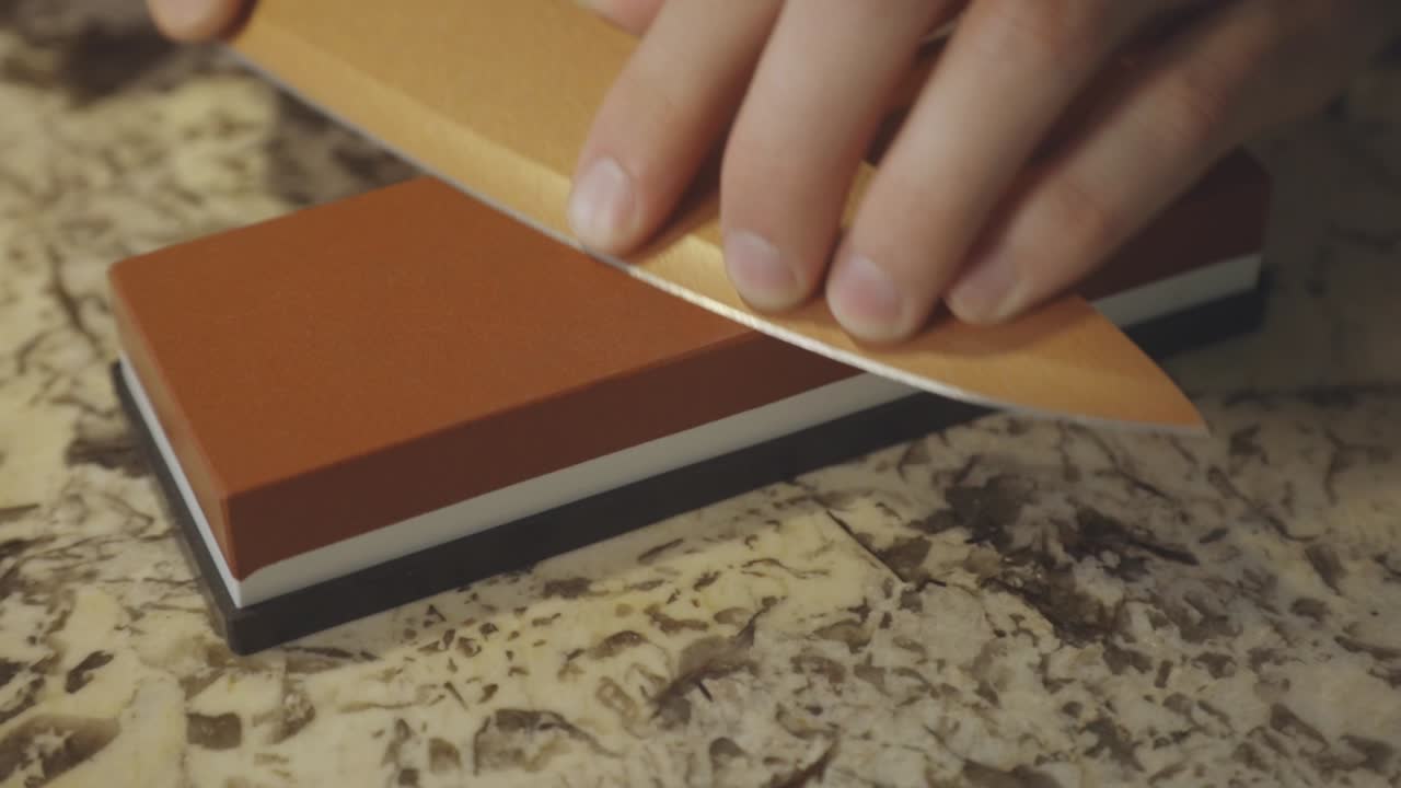 돌 로 칼 을 날카롭게 하는 것 - 클로즈업