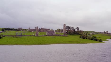 Dolly-Aéreo-De-Clonmacnoise-Desde-Las-Orillas-Del-Río-Shannon.